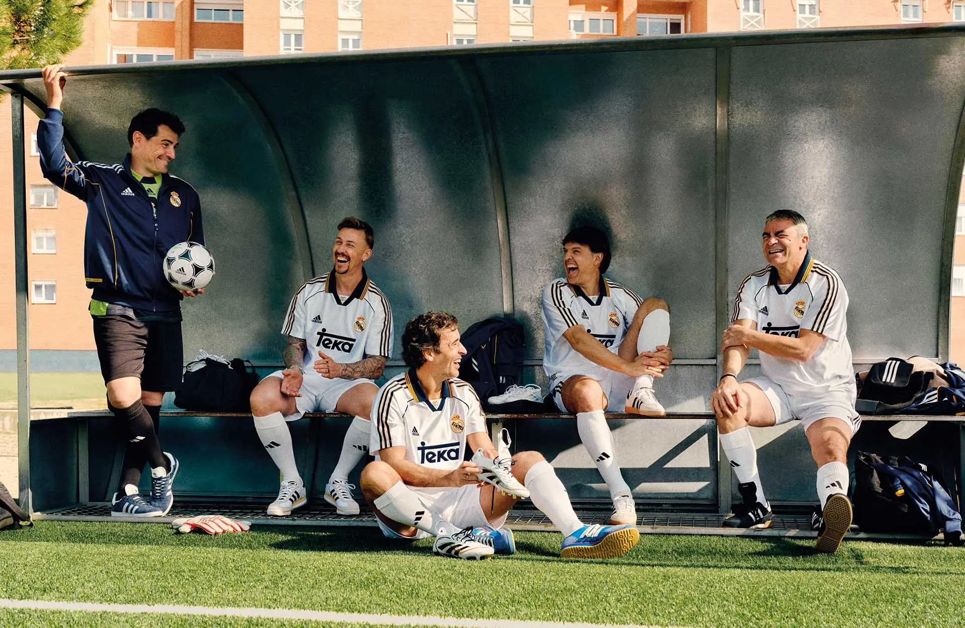 Real Madrid en Adidas brengen iconische 99/00-shirts terug