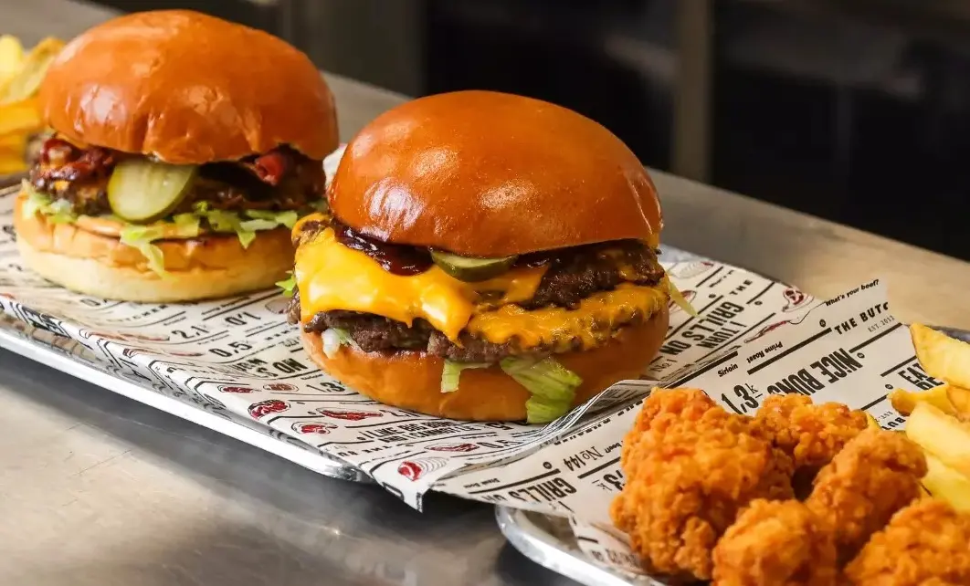 Burgerliefhebbers opgelet: THE BUTCHER opent smashburger zaak