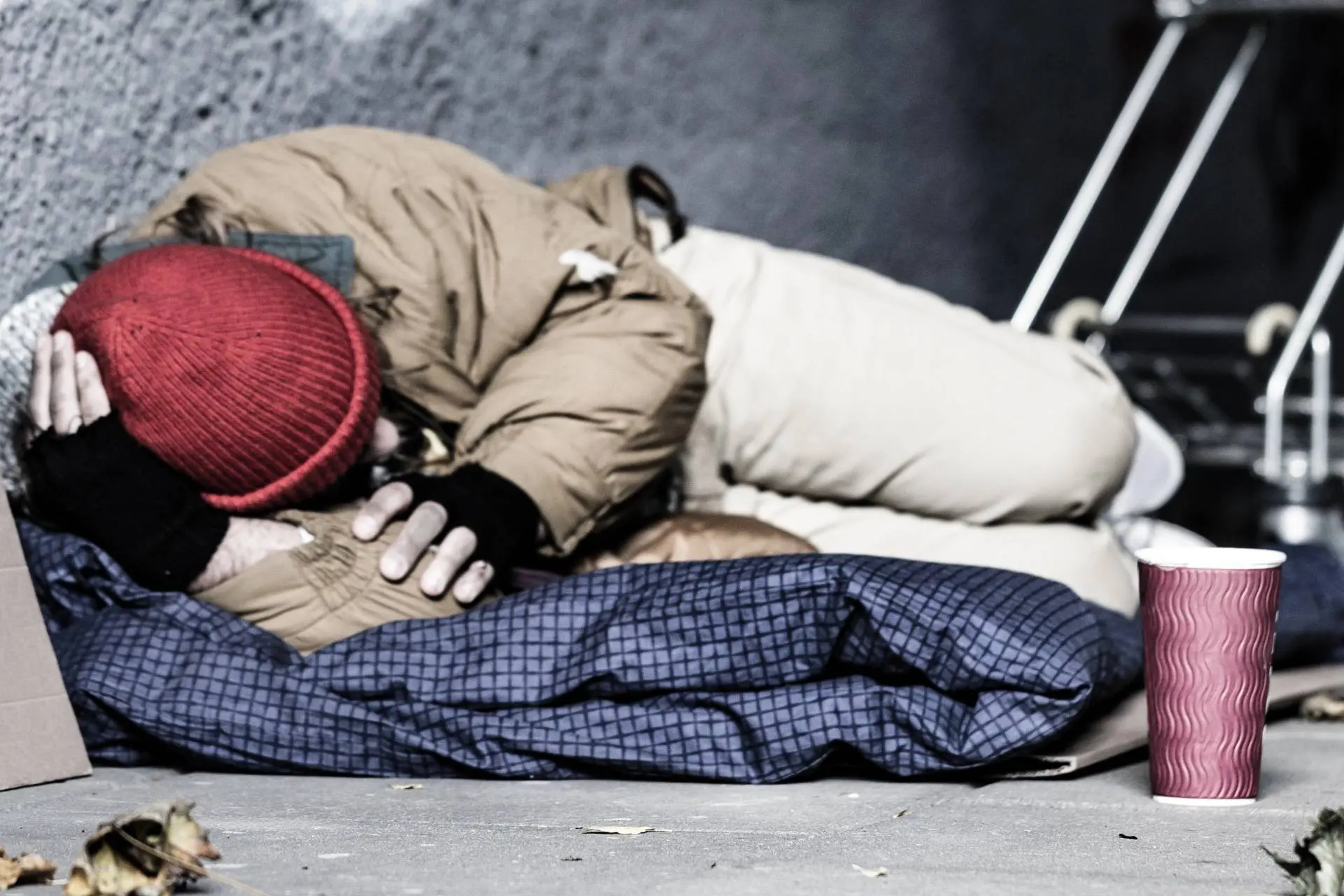 Dakloze man wordt in een klap miljonair dankzij een kraslot