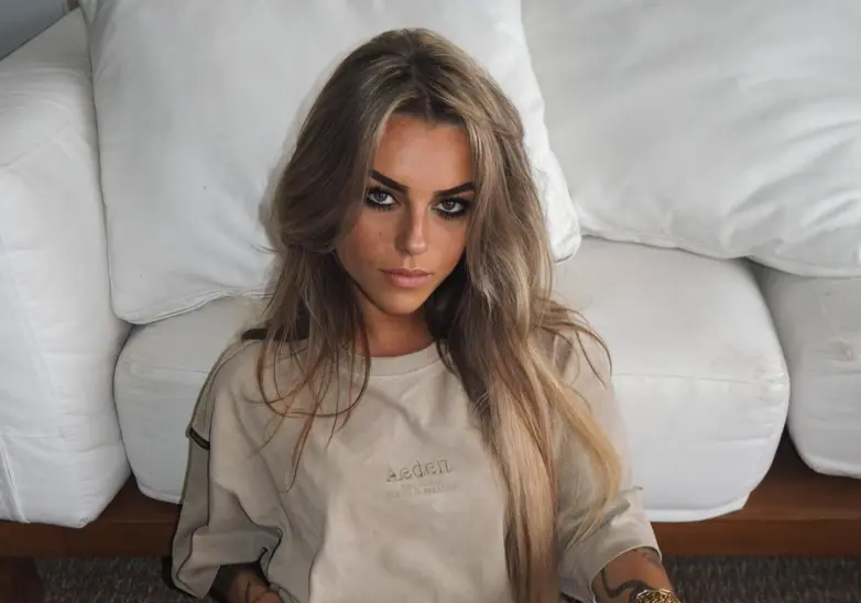 Zoë Therese verleidt duizenden mensen met haar exclusieve content, maar wie is ze echt?