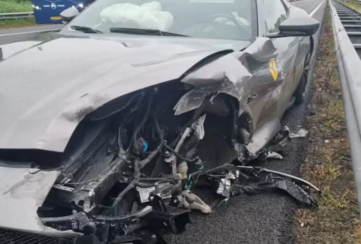Ferrari van een half miljoen verwoest bij crash op A2, pijnlijke les!