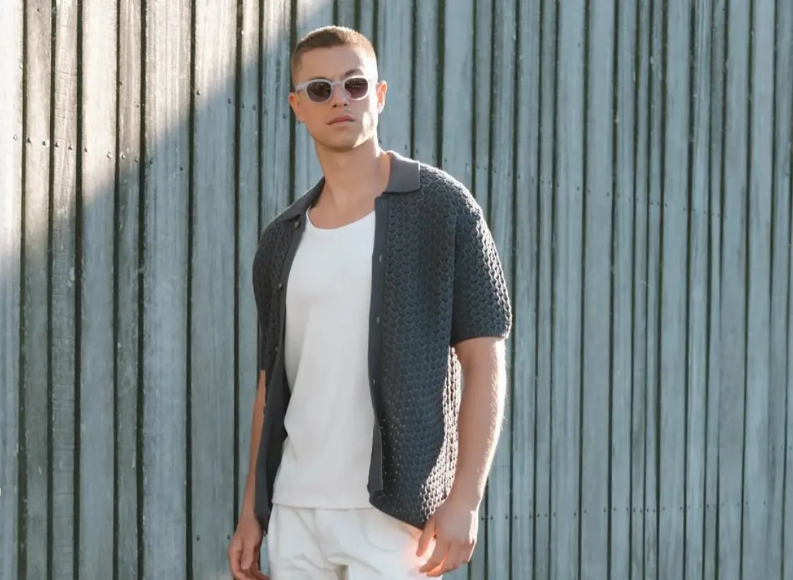 Waarom de doorknoop polo deze zomer hét fashion item voor mannen is