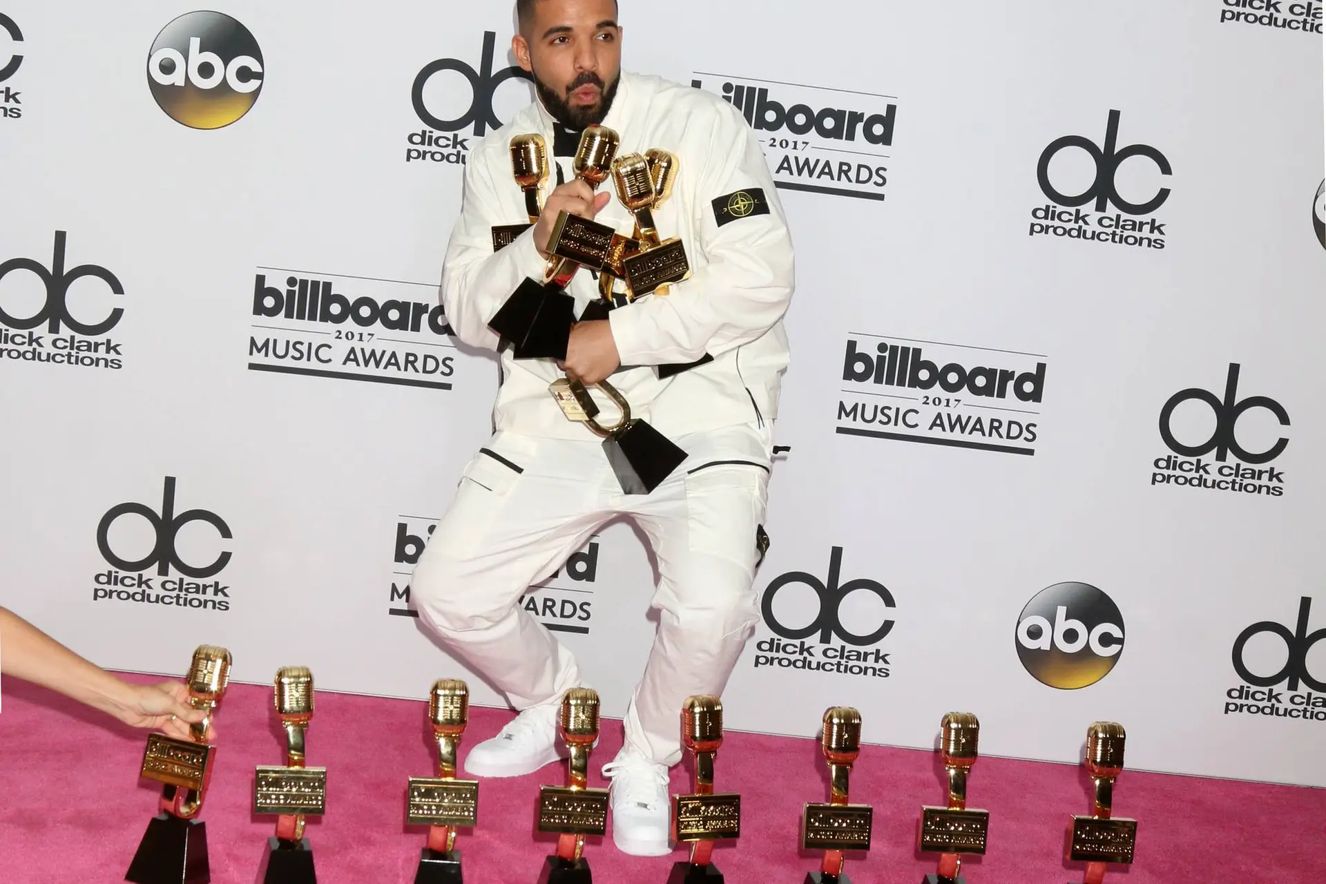 Drake verliest bijna 8 miljoen euro in een maand met gokken