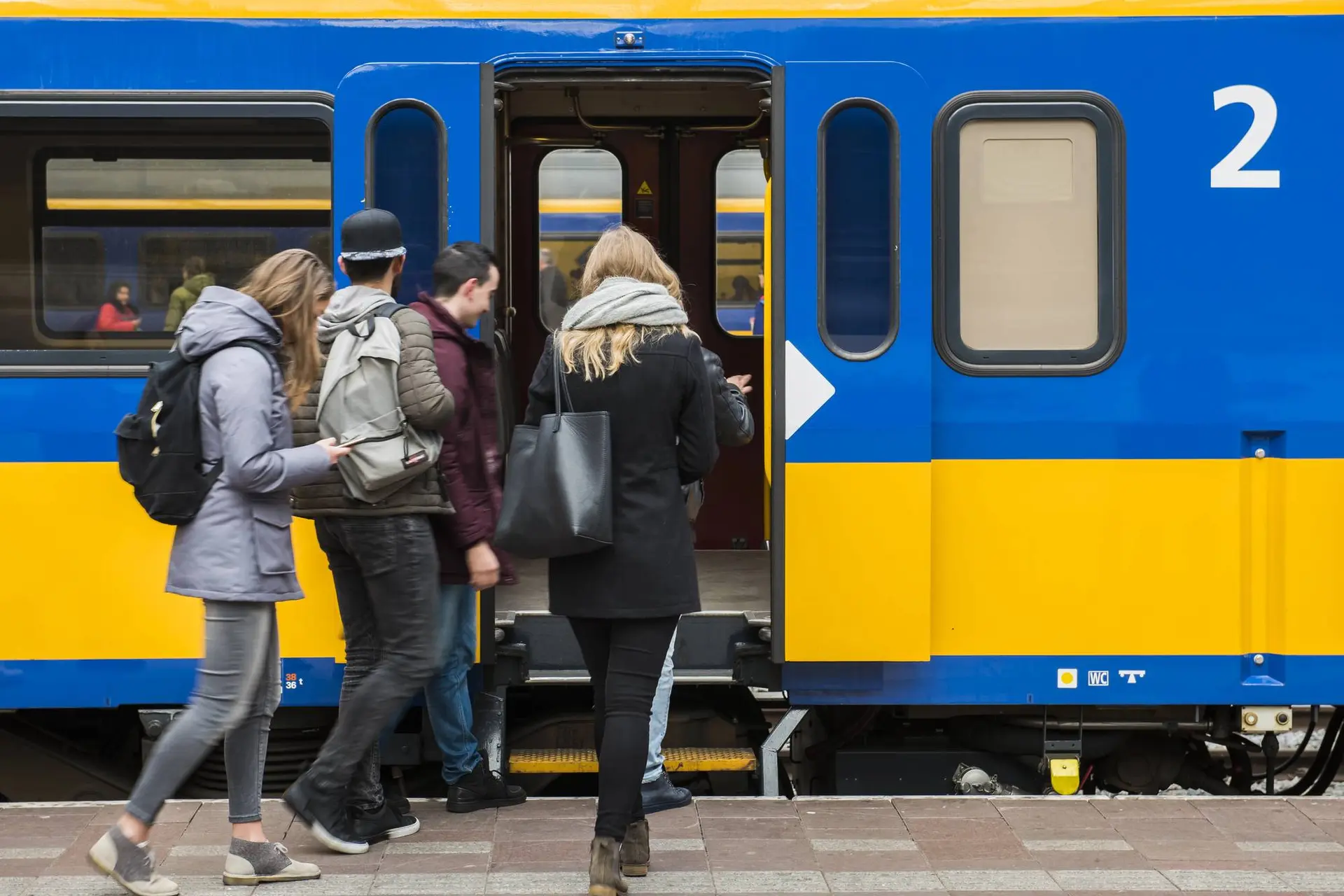NS trekt plots de stekker uit tienerkaartje en laat jongeren in de kou staan