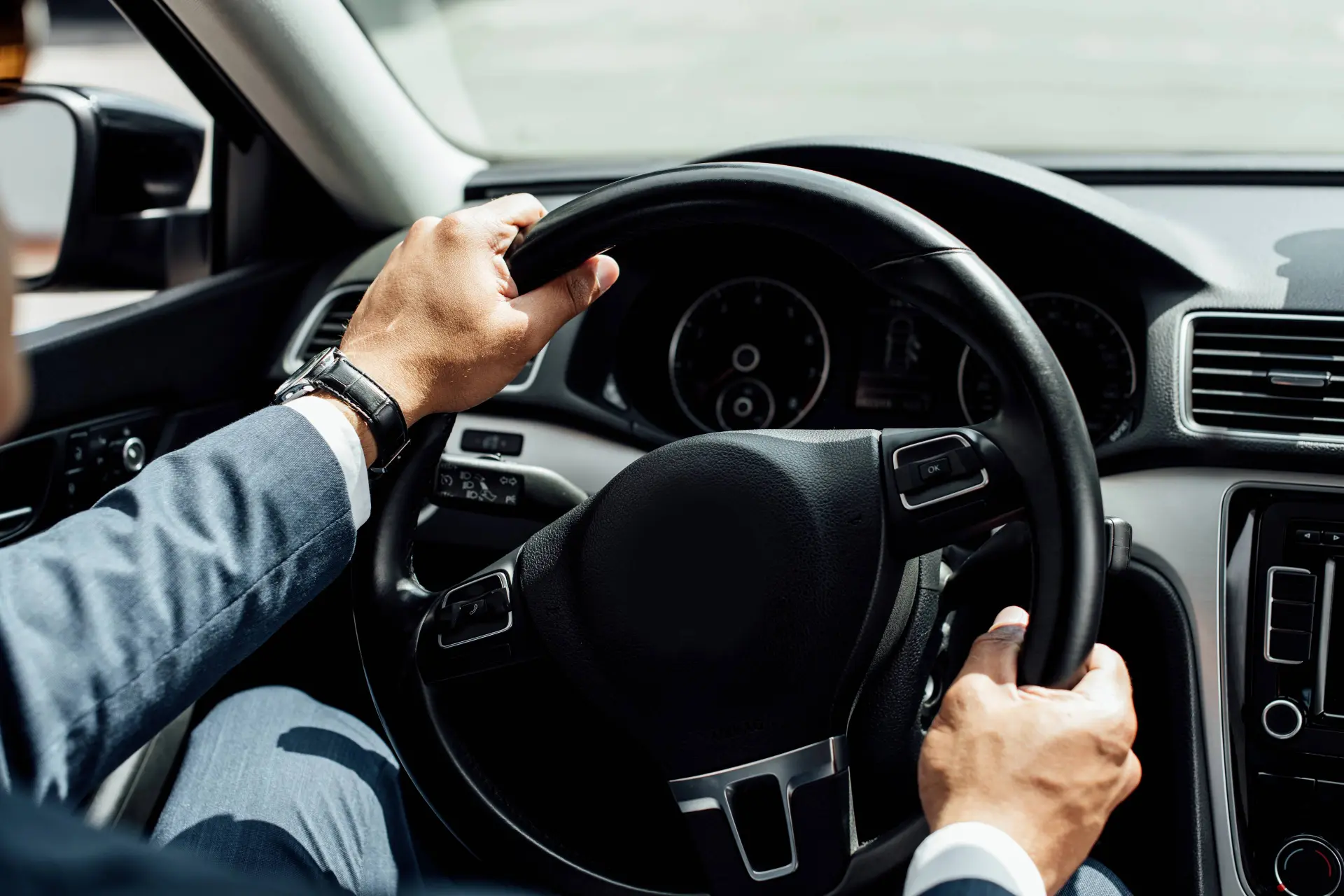 Ruikt je auto raar? Dít betekenen die vieze luchtjes