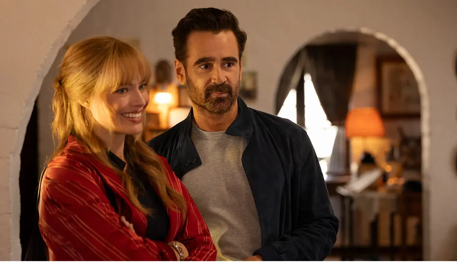 Margot Robbie en Colin Farrell stappen door een rode deur in A Big Bold Beautiful Journey