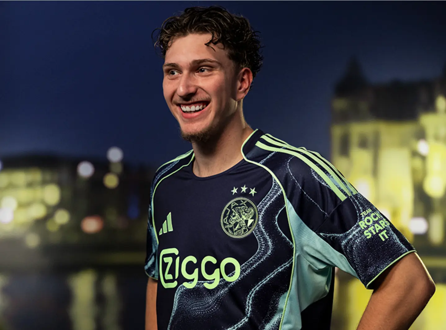 Ajax lanceert nieuw uitshirt: ode aan het water van Amsterdam