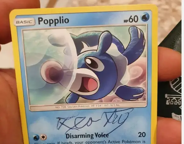 Paus signeert geen decreet maar een Pokémonkaart