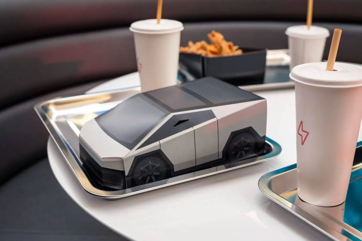 Het Tesla restaurant en drive-in theater is open: wel voorrang voor Musk rijders