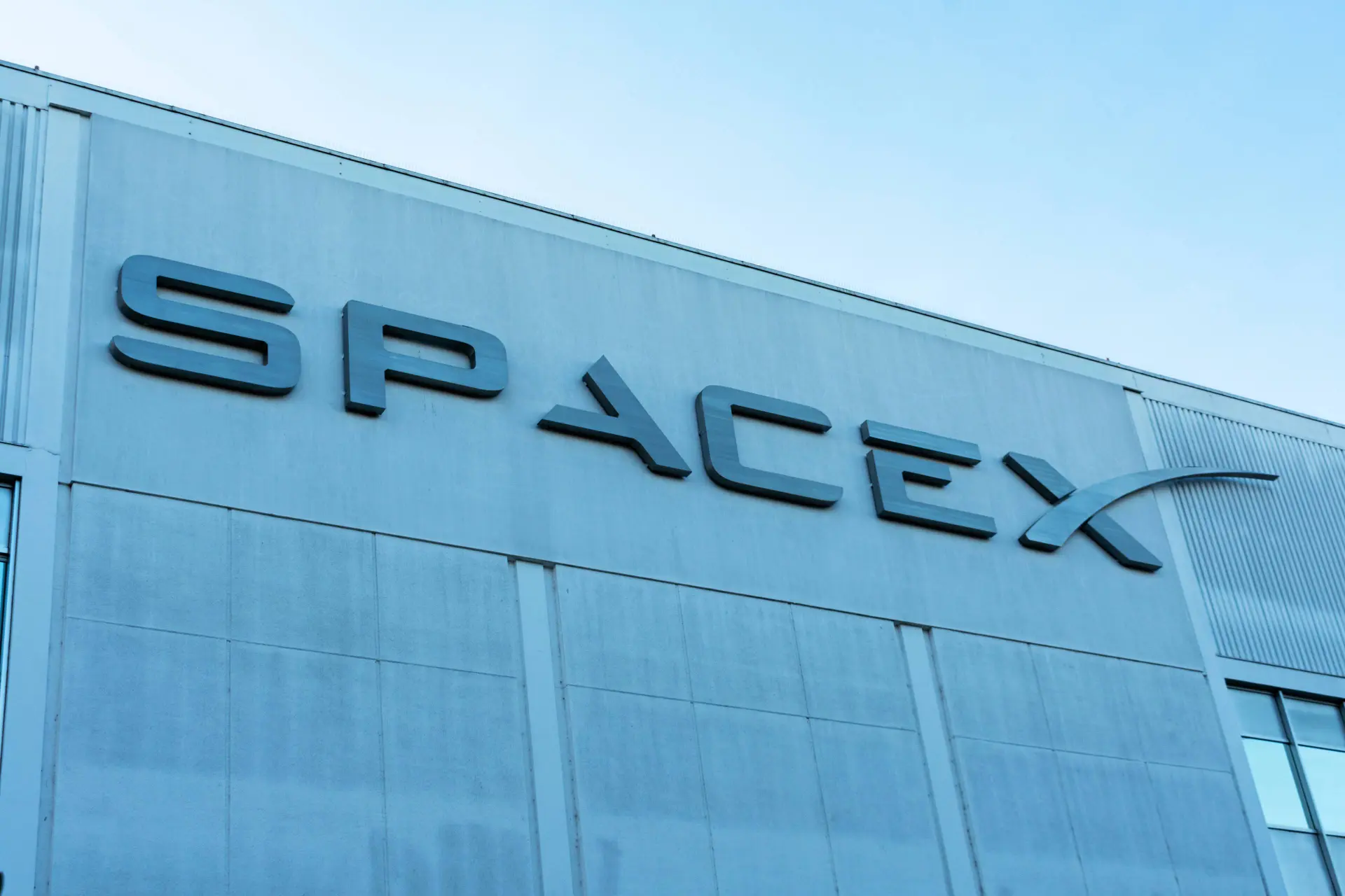 SpaceX landt z’n raket in de oceaan tijdens tiende testvlucht