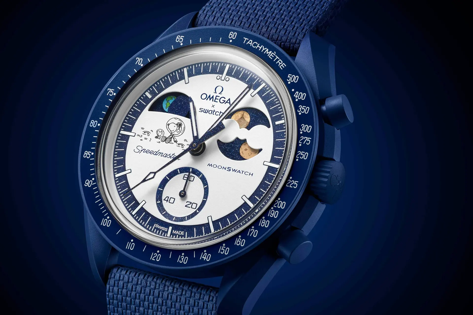 Omega x Swatch doet het weer: nieuwe MoonSwatch Earthphase is een ode aan de aarde (en Snoopy)