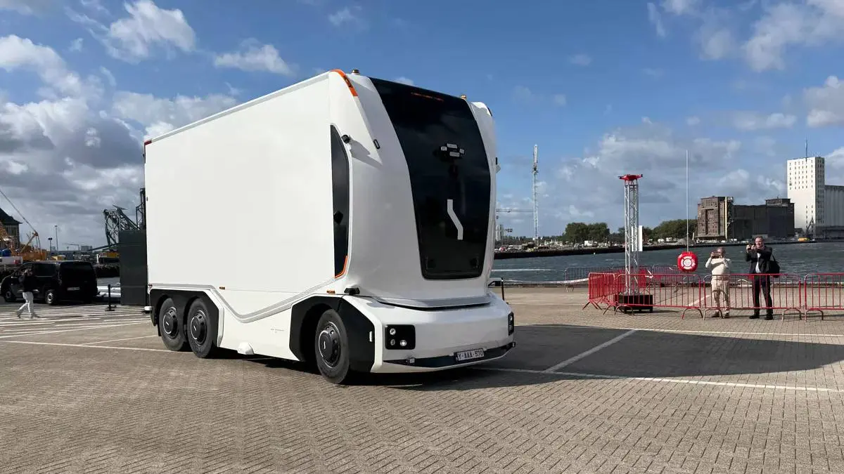 Toekomst op wielen: zelfrijdende truck rijdt eerste meters in Antwerpen