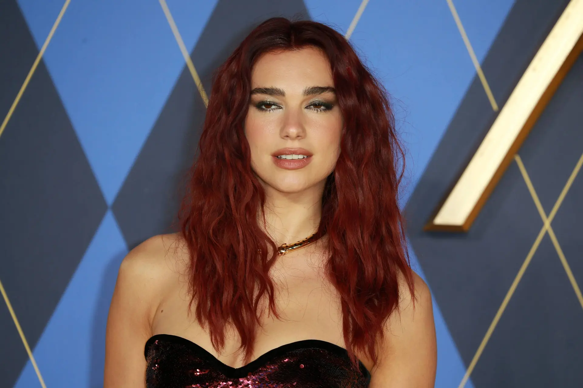 Dua Lipa toont haar schoonheid met de nieuwe iPhone 17 Pro