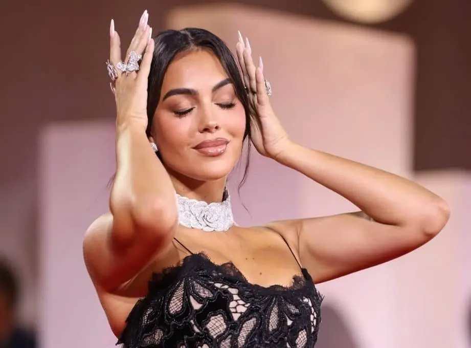 Georgina Rodríguez steelt de show met miljoenenring van haar verloofde Ronaldo