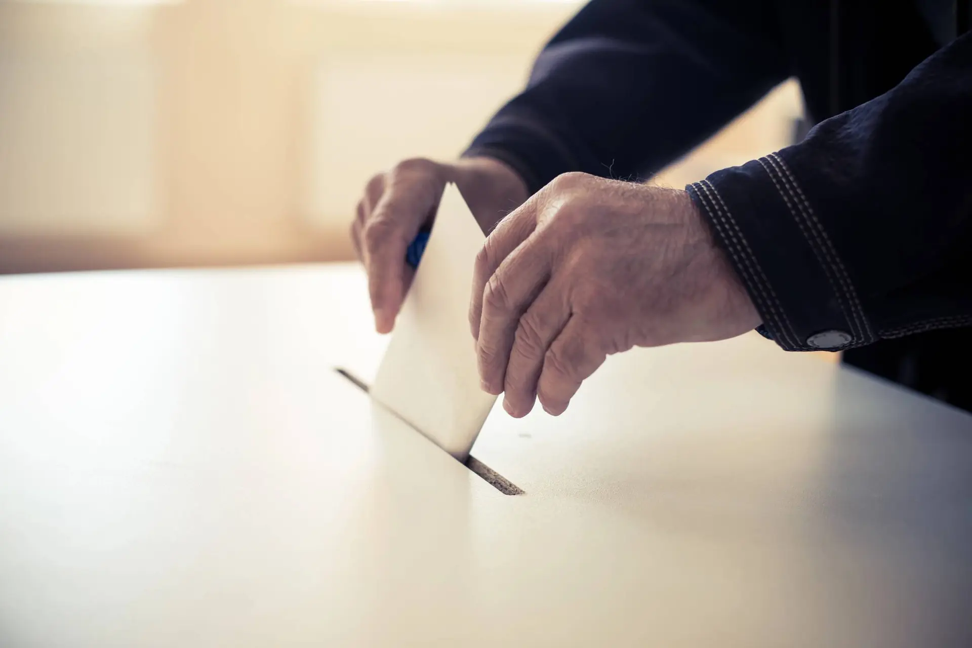 Waarom je in het stemhokje tenminste moet overwegen om op een vrouw te stemmen