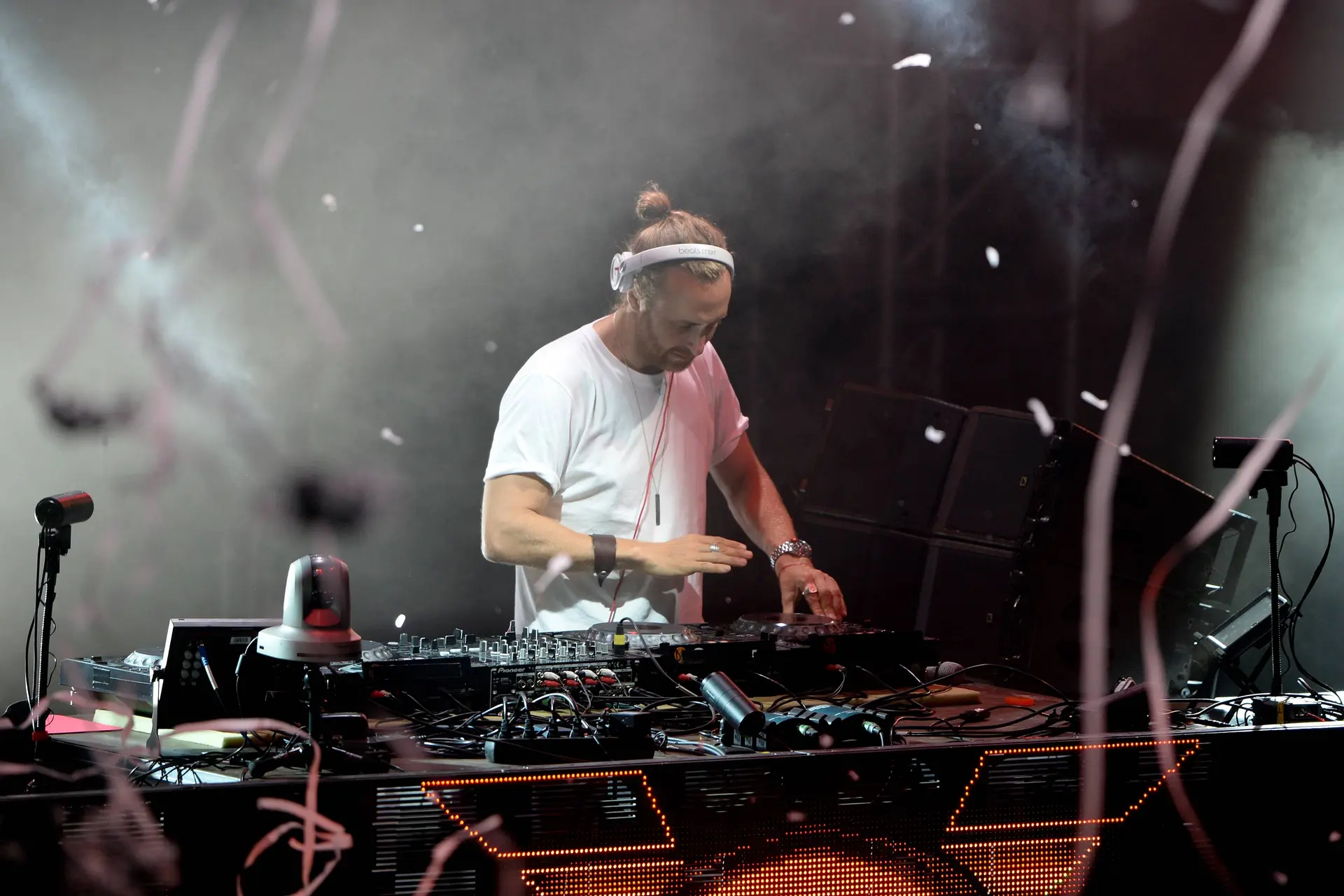 David Guetta flikt het opnieuw en wordt verkozen tot populairste dj ter wereld