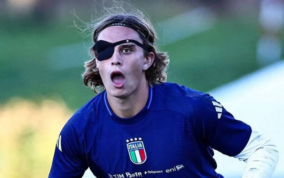 Italiaanse talenten trainen als piraten met ooglapjes op het veld