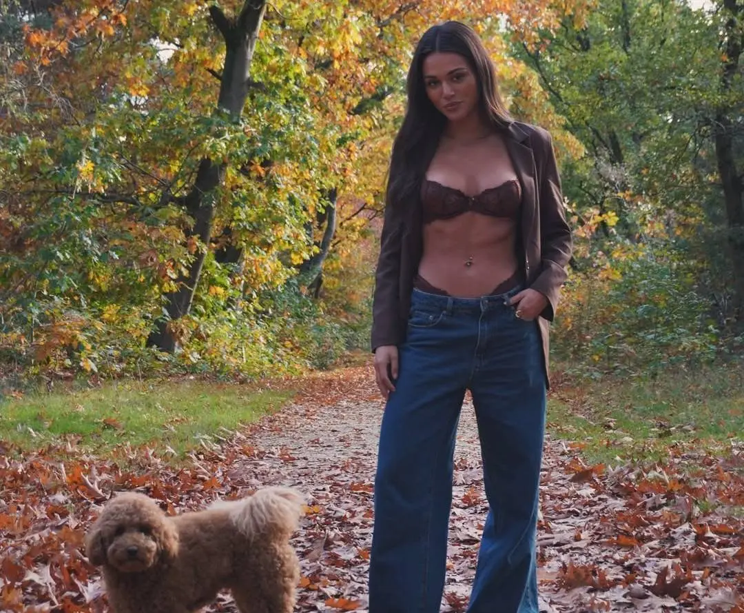 Model Joy Visser laat haar hond uit in een wel heel pikante outfit