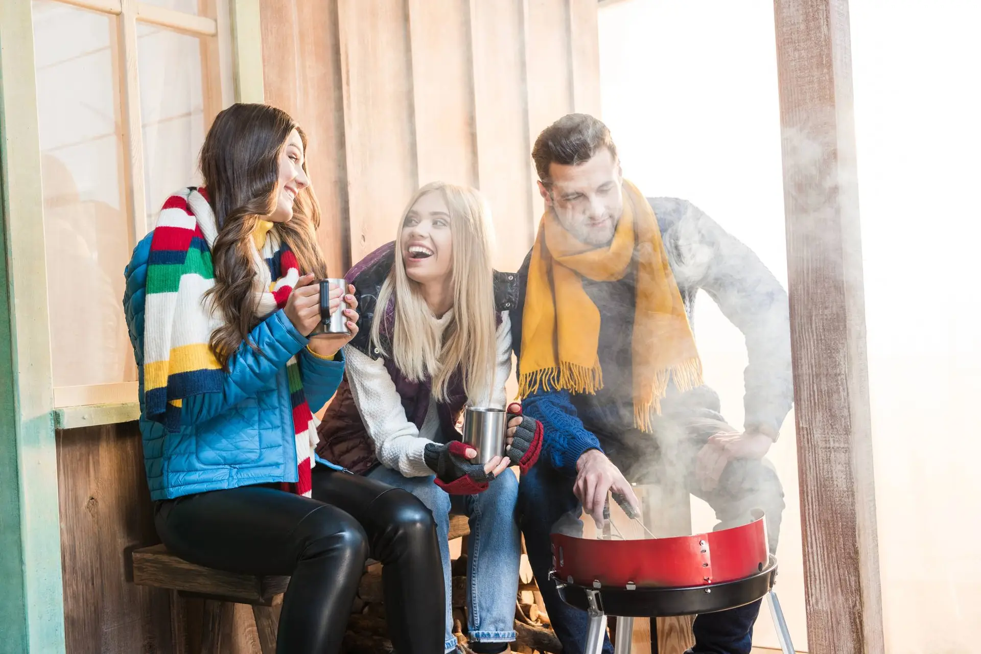 De ultieme winter-BBQ: vuur, vlees en bier tegen de kou