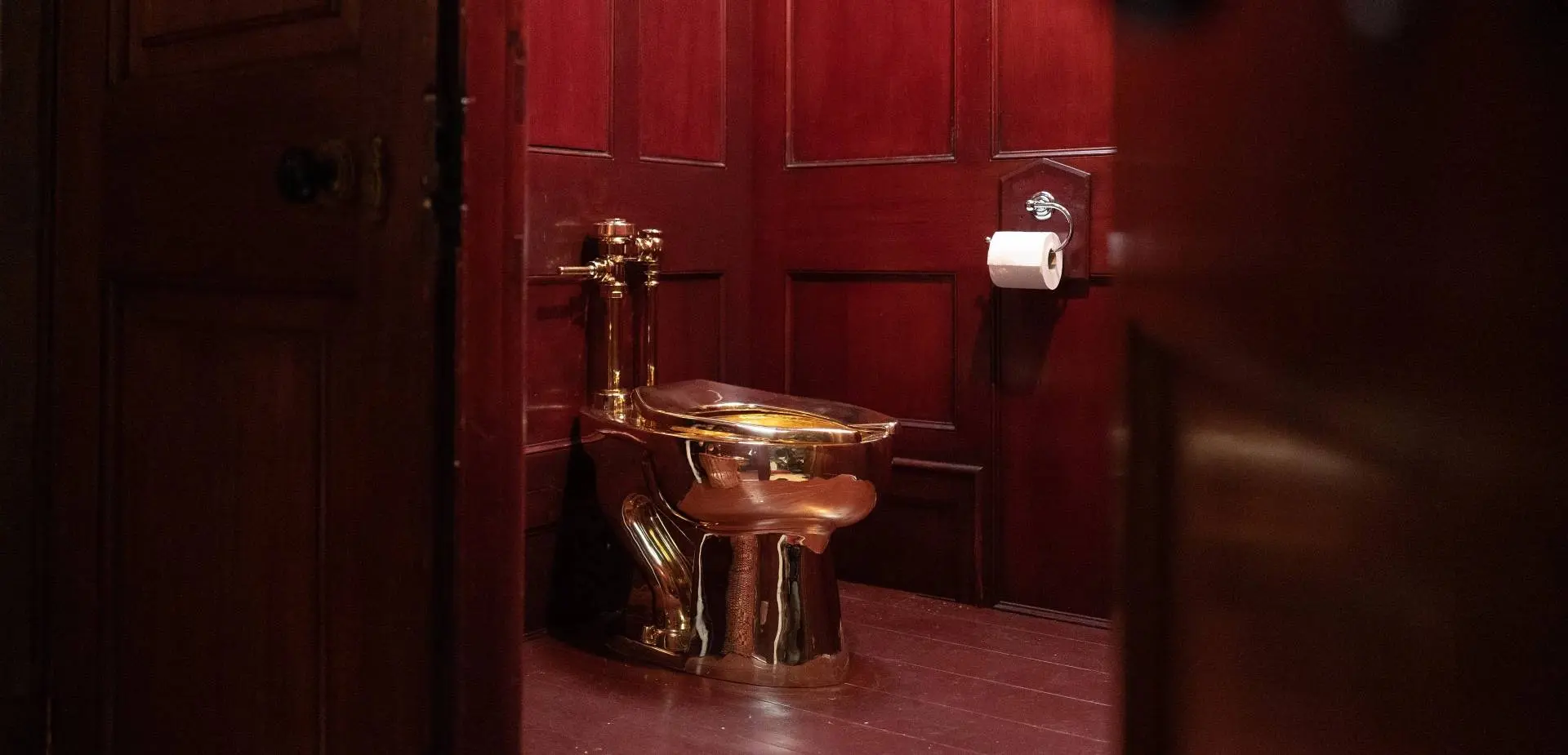 Gouden wc van miljoenen gaat onder de hamer