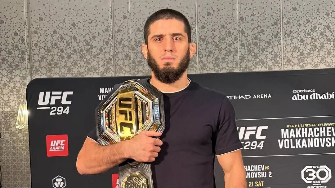 Islam Makhachev wint dominant en is nu dubbel UFC-kampioen