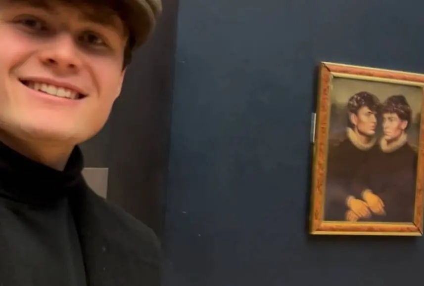 Stuntduo hangt zelf gemaakt schilderij op in het Louvre