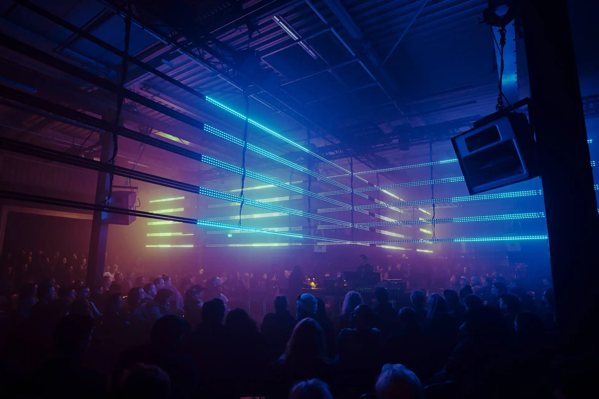 Contrarium 2026 neemt Lofi Amsterdam over: drie nachten waarin licht, geluid en jijzelf verdwijnen