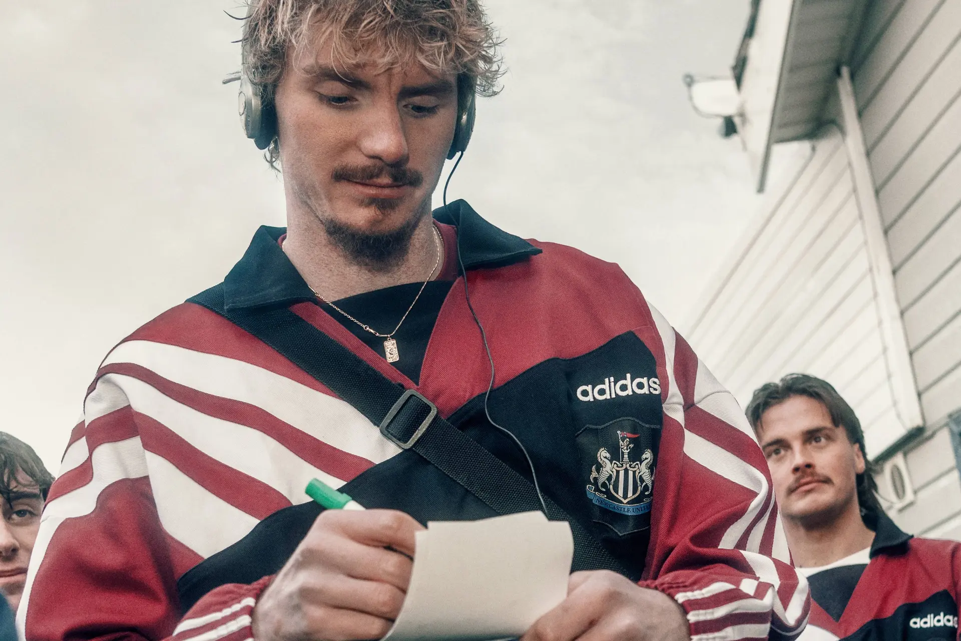 Newcastle en adidas brengen de iconische '95-vibes terug