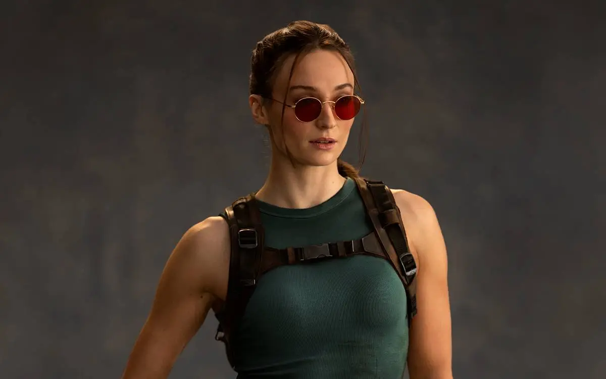 Eerste beelden van Sophie Turner als de nieuwe Lara Croft zijn hier