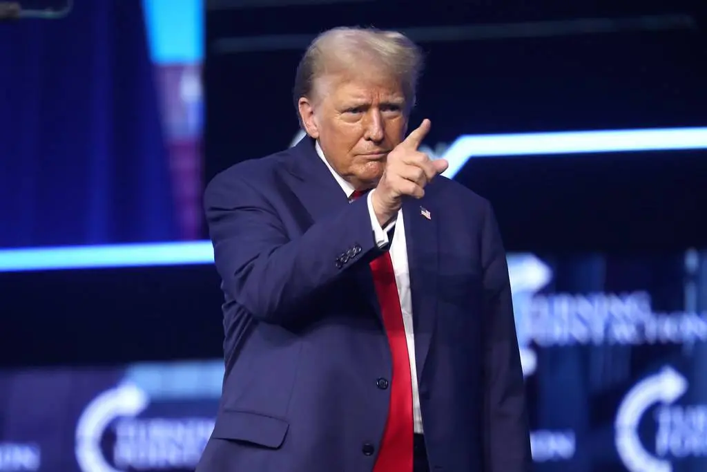 Trump steekt middelvinger op naar kritische medewerker in Ford fabriek