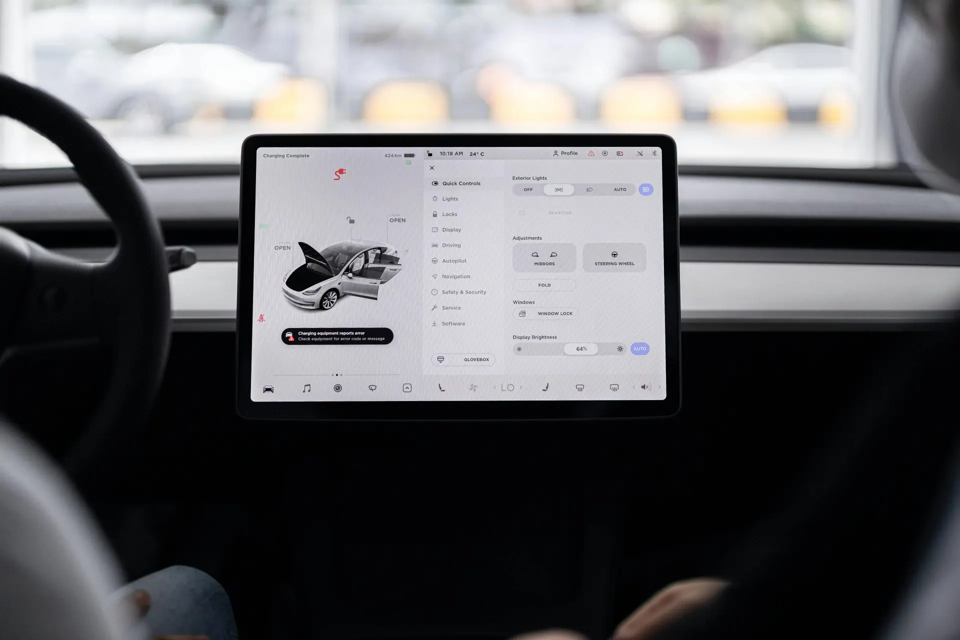 Gevaarlijker dan appen: Waarom het touchscreen in je auto een dodelijke afleiding is