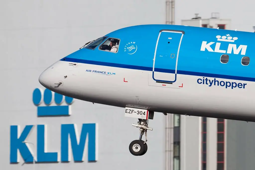 PH-EZF_EMB190_KLM_City_&_KLM_Logo_(4558685910)_(2)