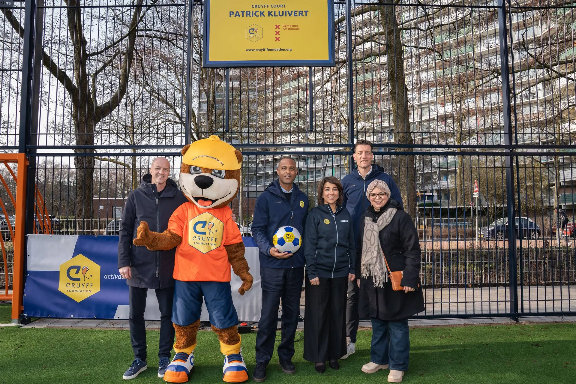 Kluivert opent zijn eigen Cruyff Court in Noord: “Hier begon het voor mij”