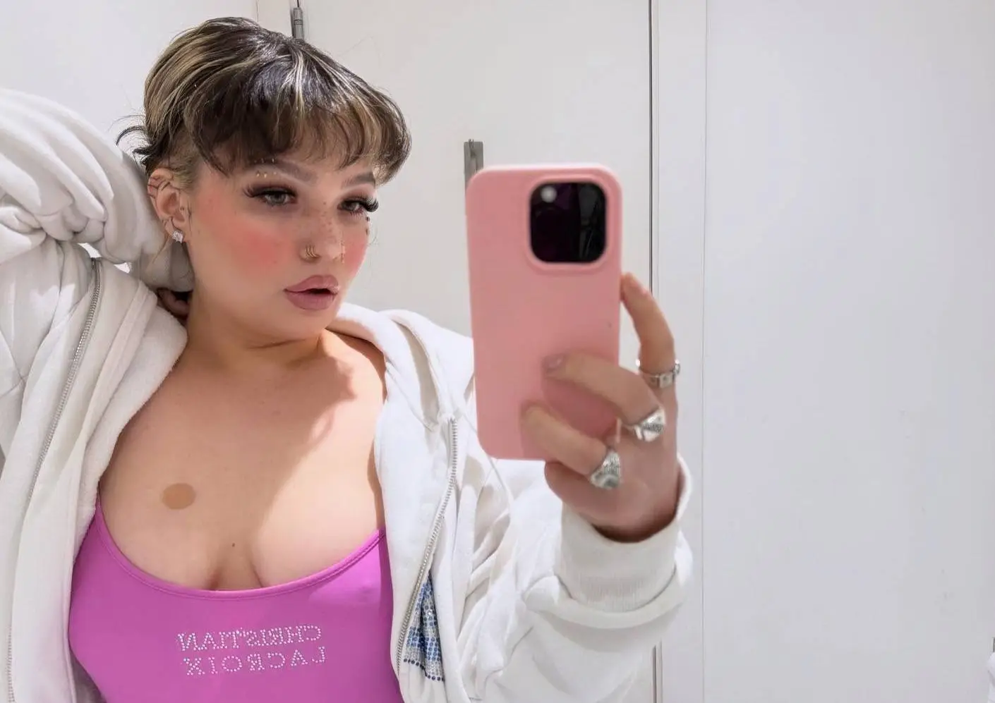 Lola Young open over cokeverslaving: “Ik moest eerst een dieptepunt bereiken”