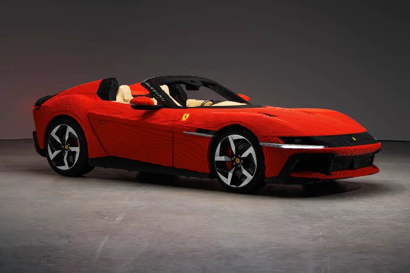 Een levensechte LEGO Ferrari staat nu te shinen in New York