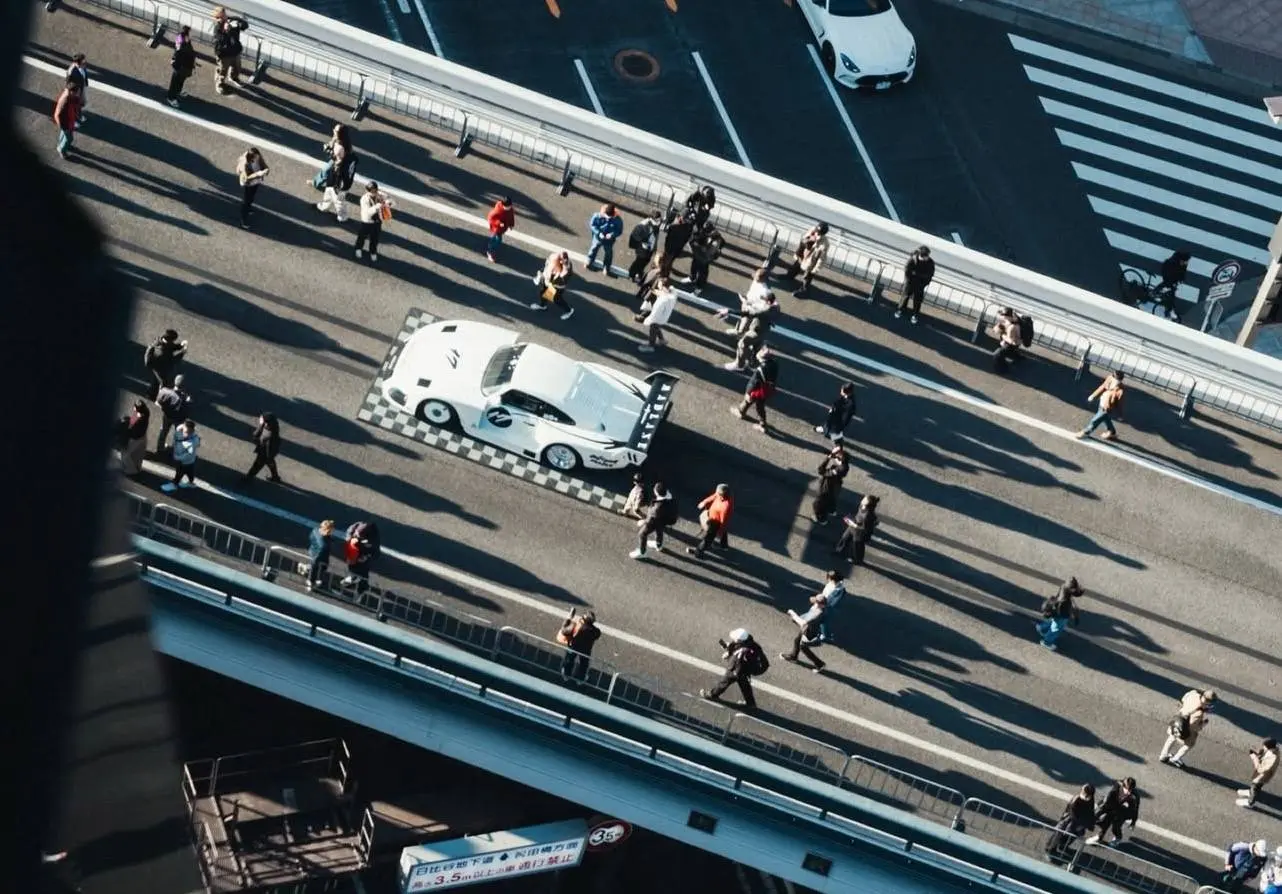 Honderden oude Porsches nemen de snelweg in Tokio over met Luftgekühlt 2026