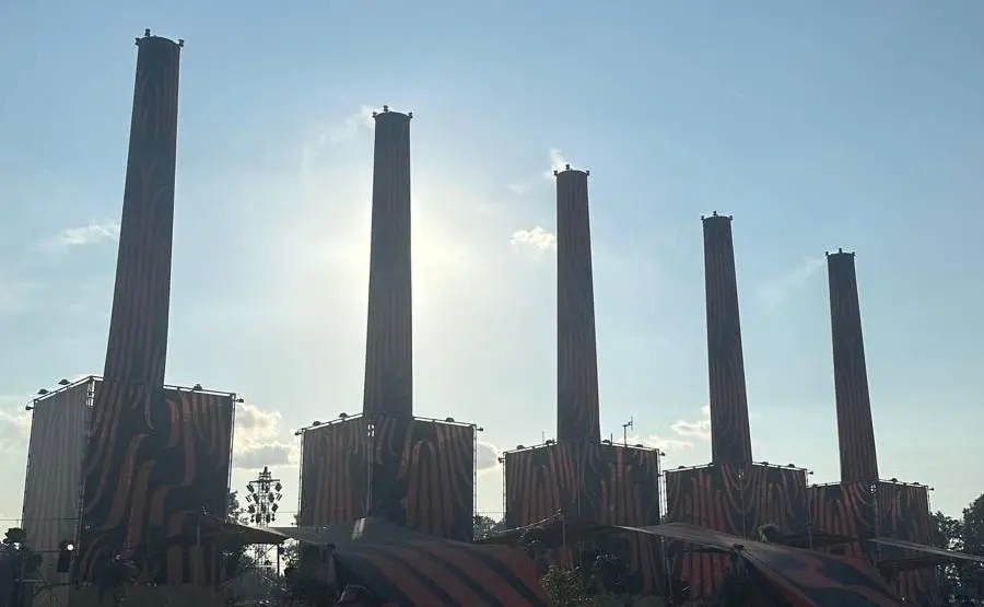 Lowlands jaagt je de nacht in met pure techno, rave en punk tot in de vroege uurtjes