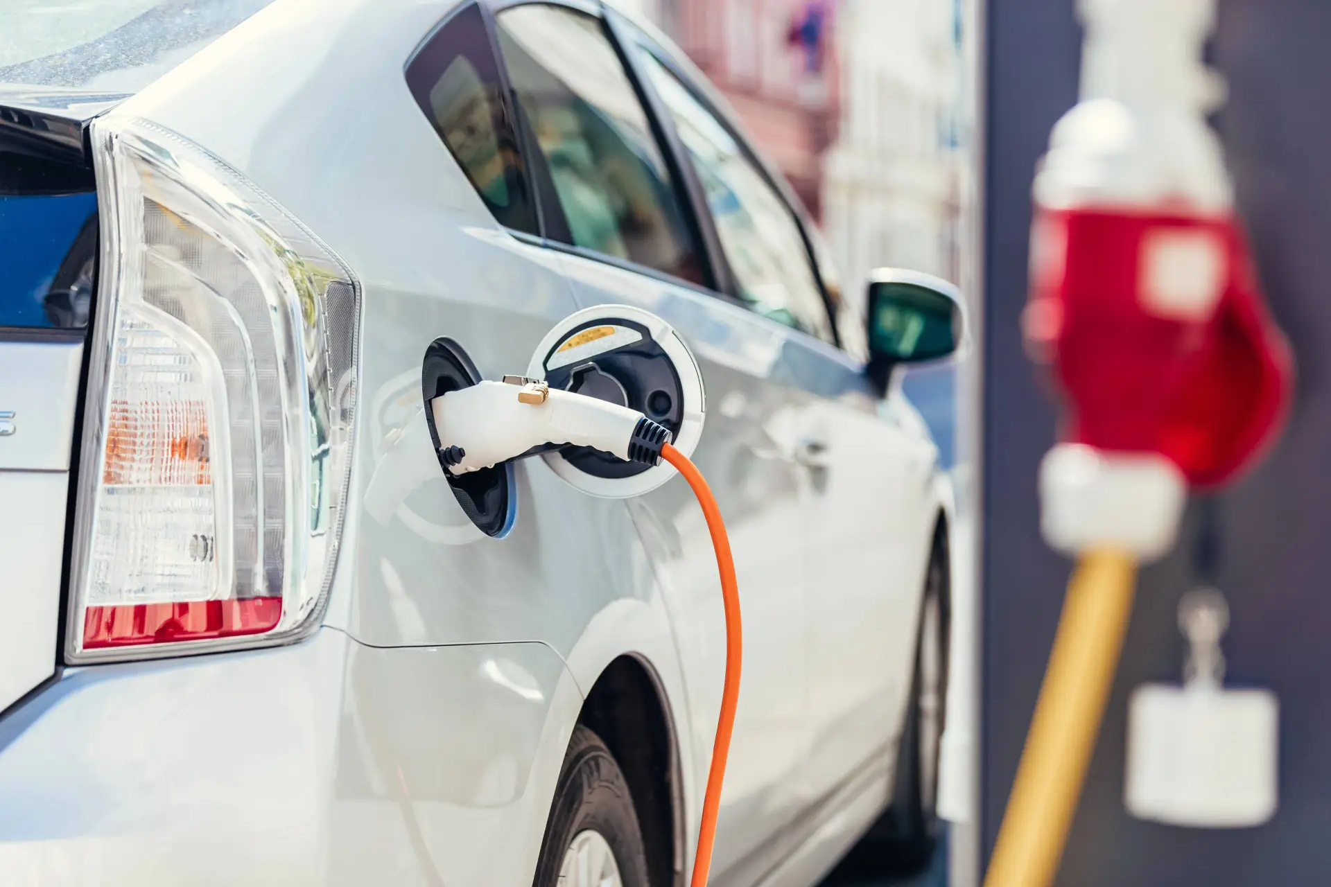 Benzine slurpt je bankrekening leeg, dus Nederland gaat massaal aan de stekker