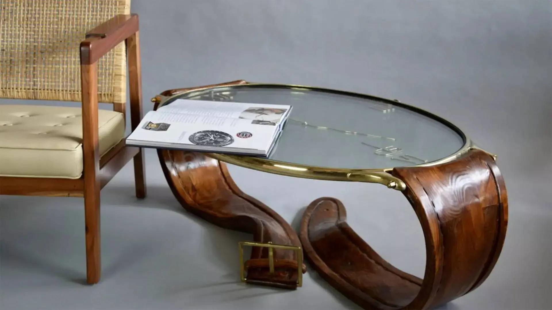 Een nieuwe koffietafel nodig? Dit meubelstuk is de droom van iedere horlogefanaat