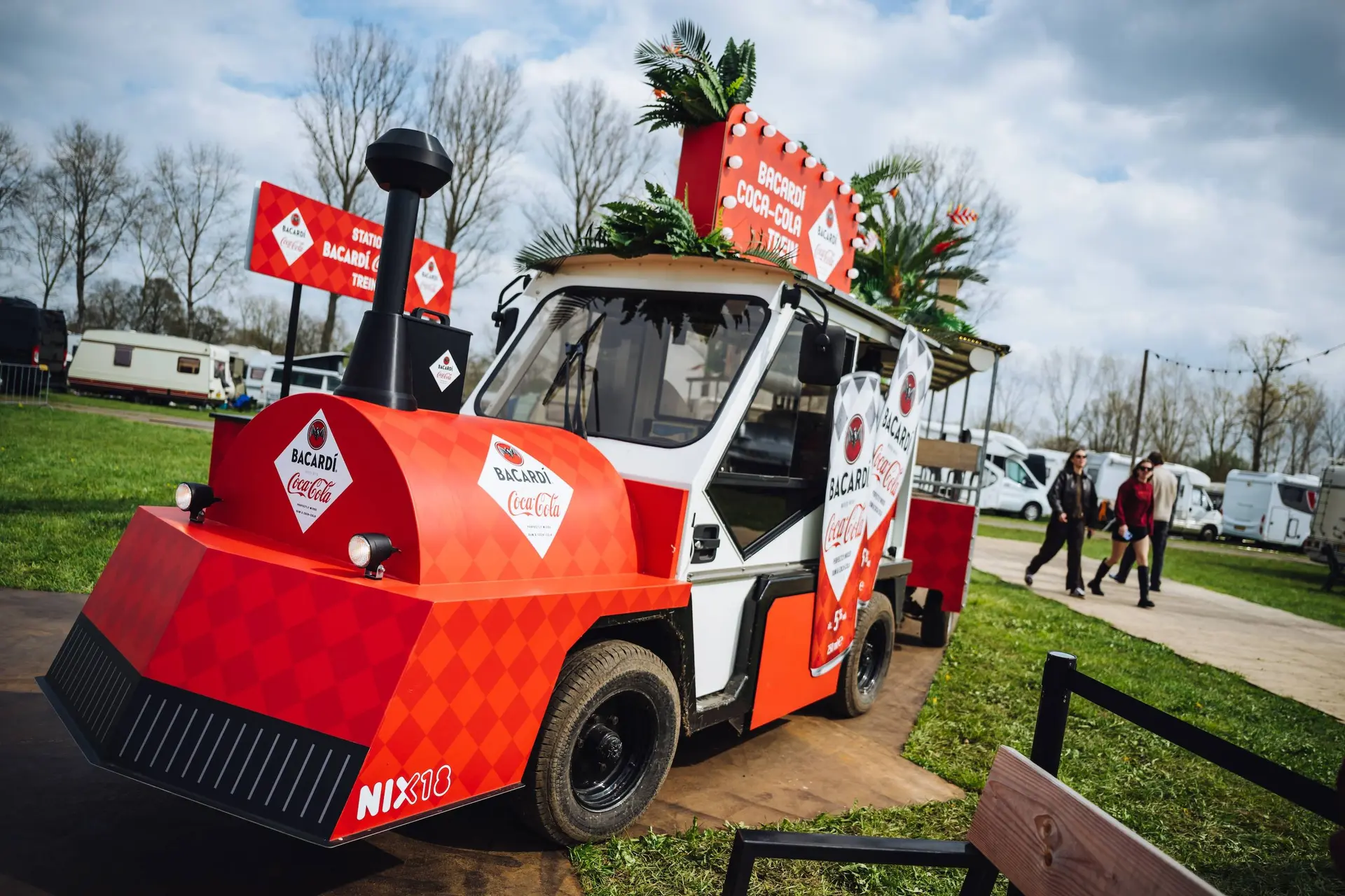 Deze festivalzomer gaat er een BACARDÍ x Coca-Cola trein rijden over de festivals van Nederland