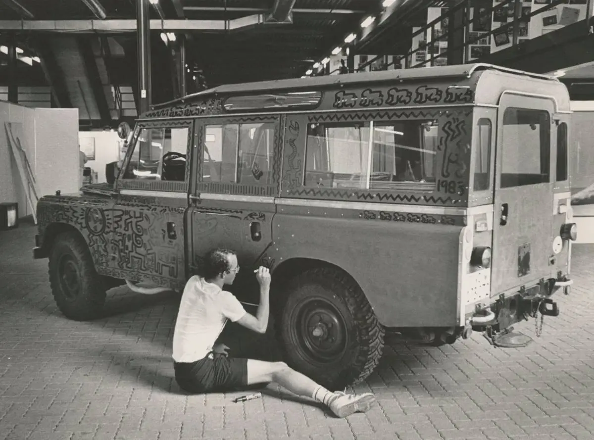 Deze bizarre Keith Haring auto’s komen naar New York en dat wil je zien