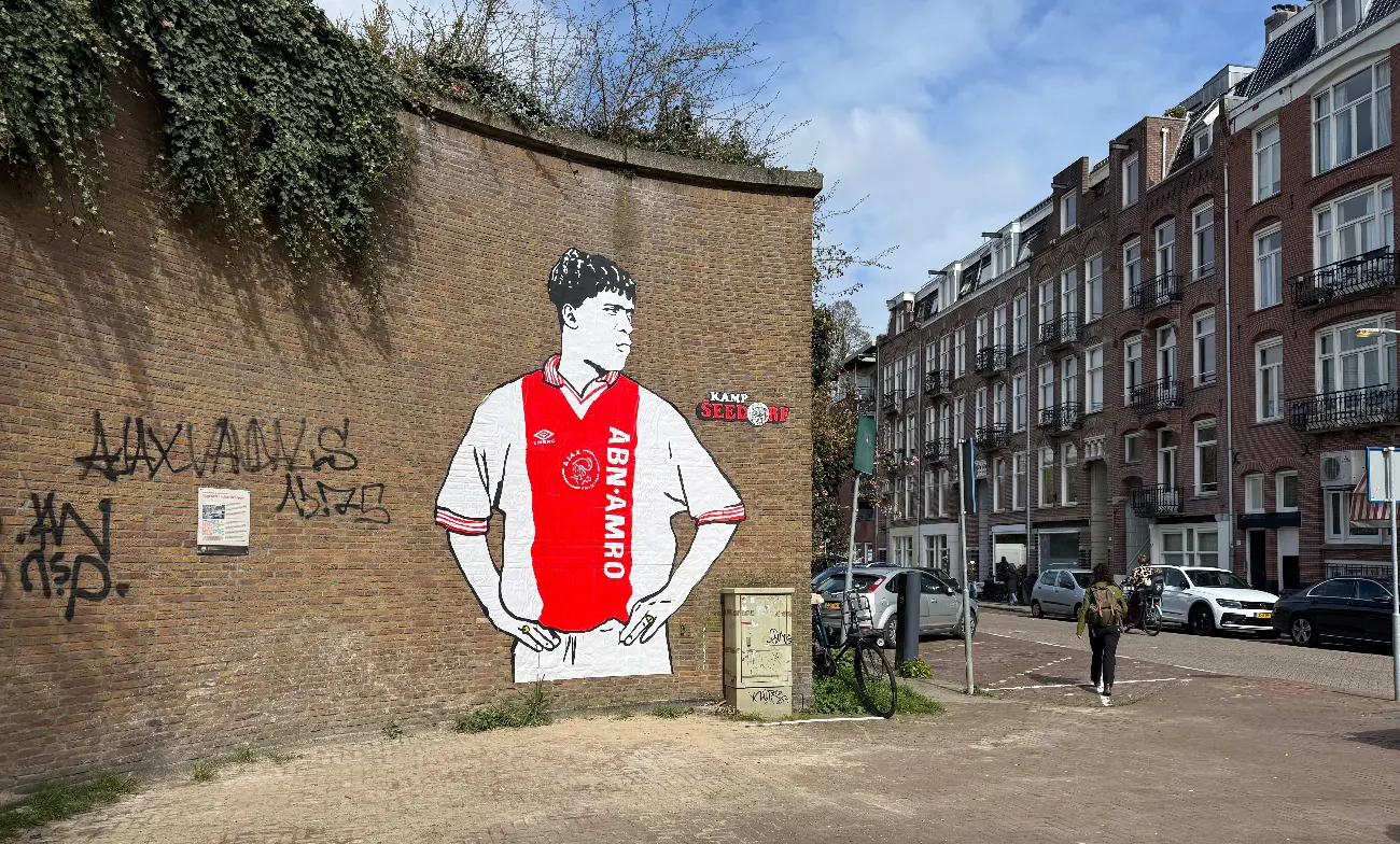 Clarence Seedorf krijgt muurschildering ter ere van zijn 50ste verjaardag