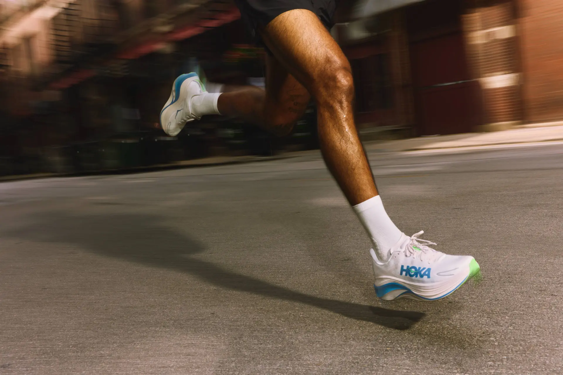 HOKA dropt de gloednieuwe Skyward X 2 carbon-supertrainer