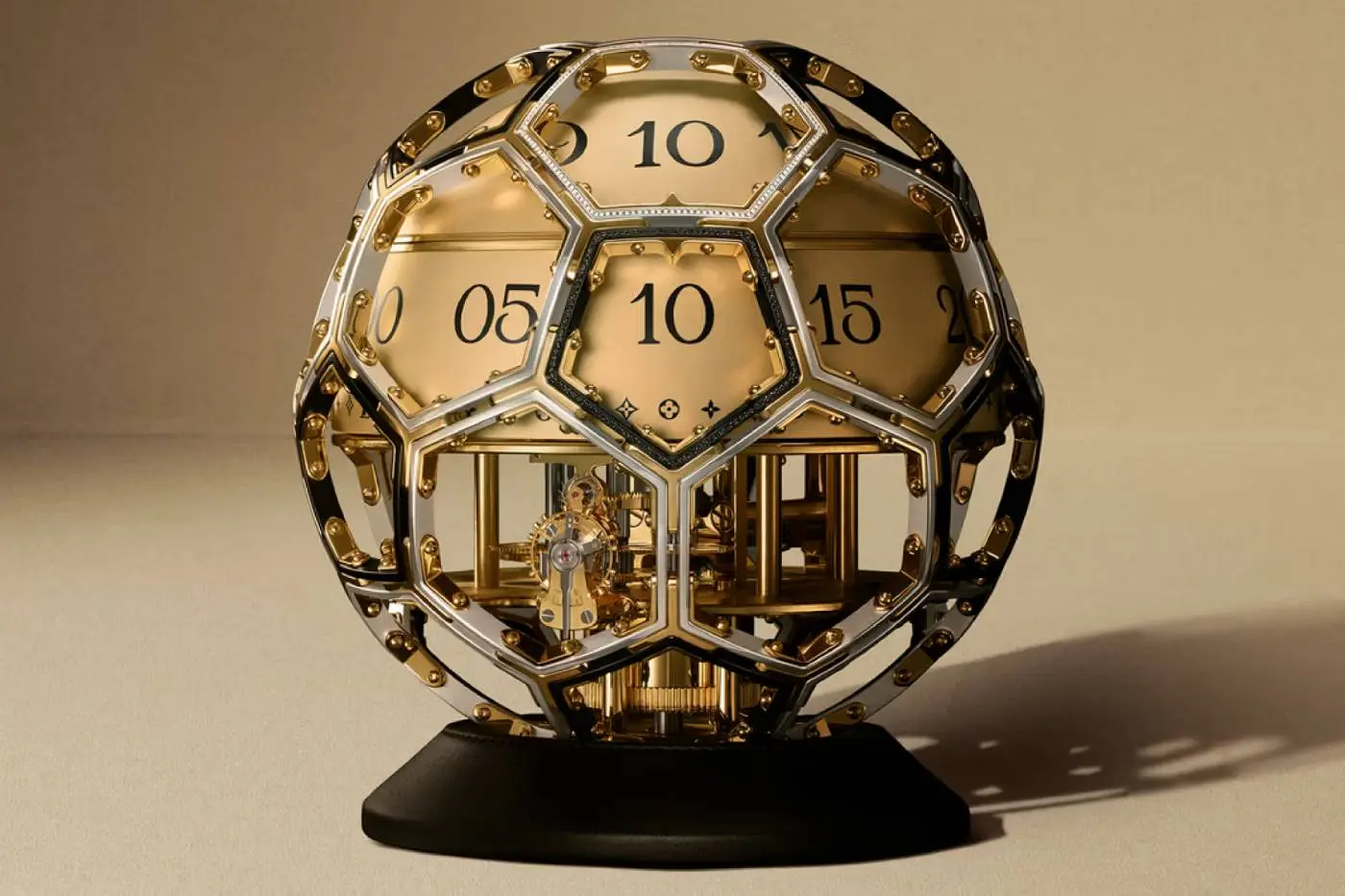 Louis Vuitton onthult exclusieve diamantklok voor het goede doel