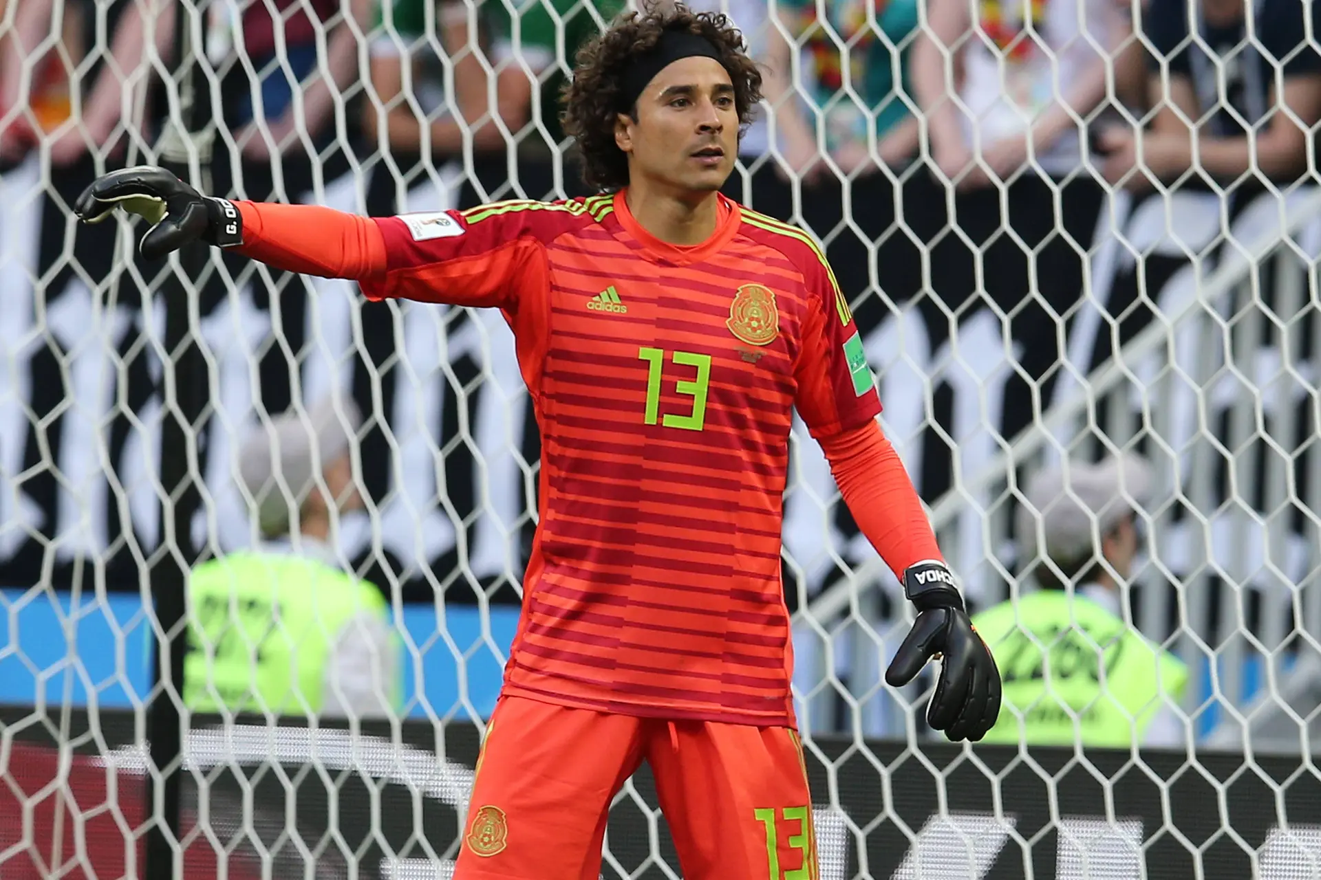 Guillermo Ochoa gaat naar WK nummer zes en komt daarmee naast Messi en Ronaldo te staan