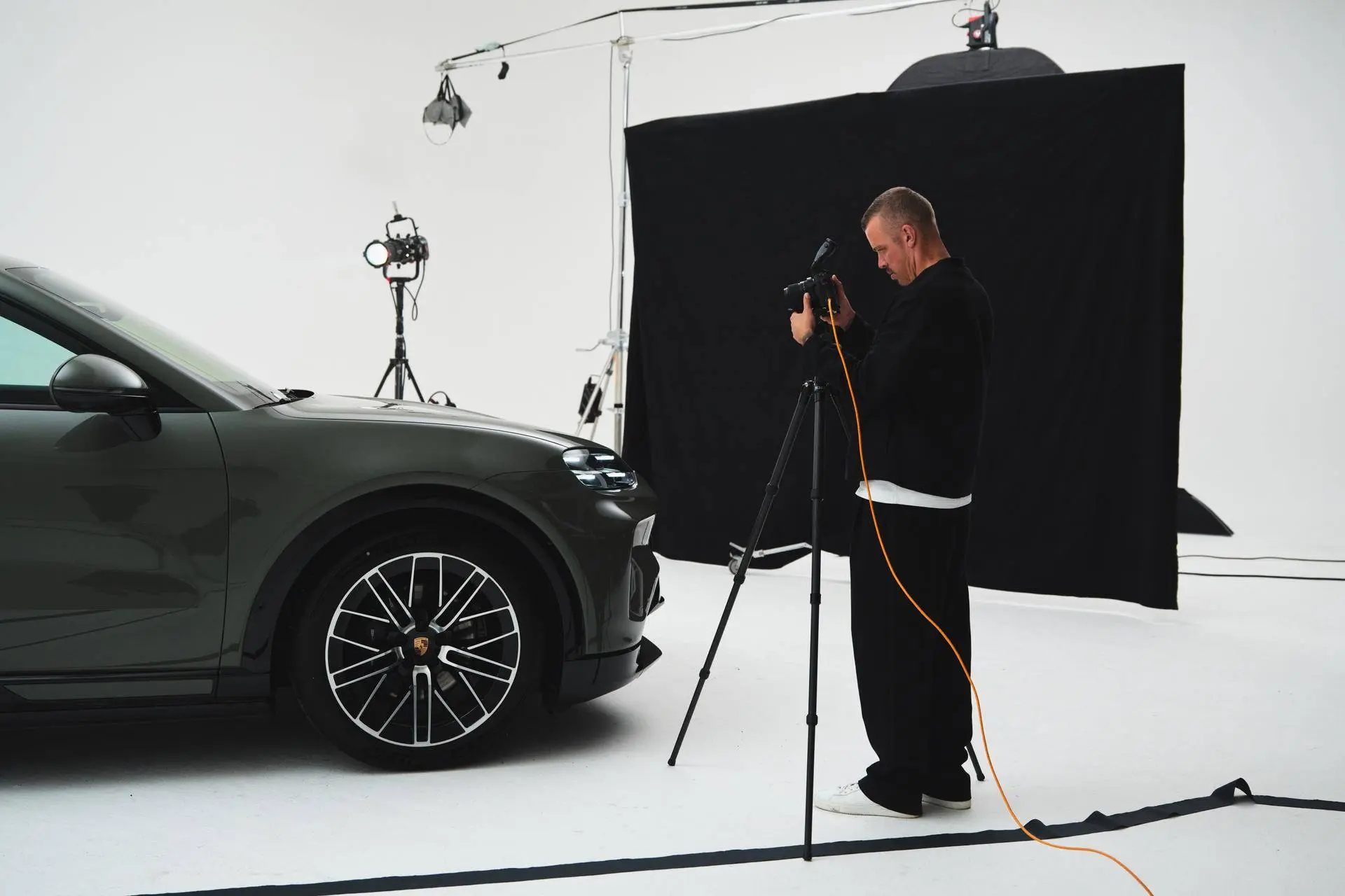 Fotograaf Bastiaan Woudt verandert de nieuwe Porsche Cayenne Electric in een kunstwerk