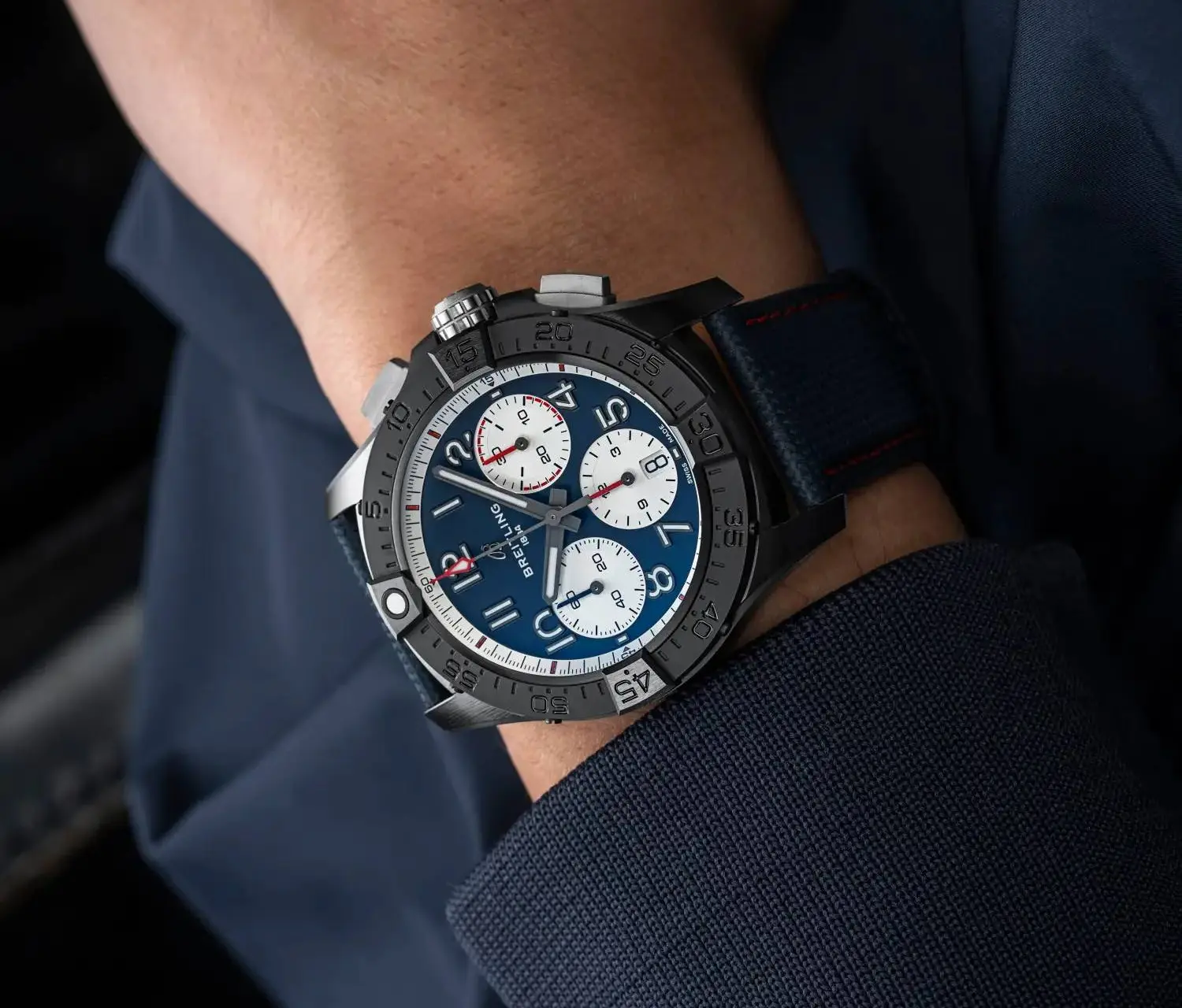 sb01464a1c1x1-on-wrist_f8240e8f_thumbnail_2048