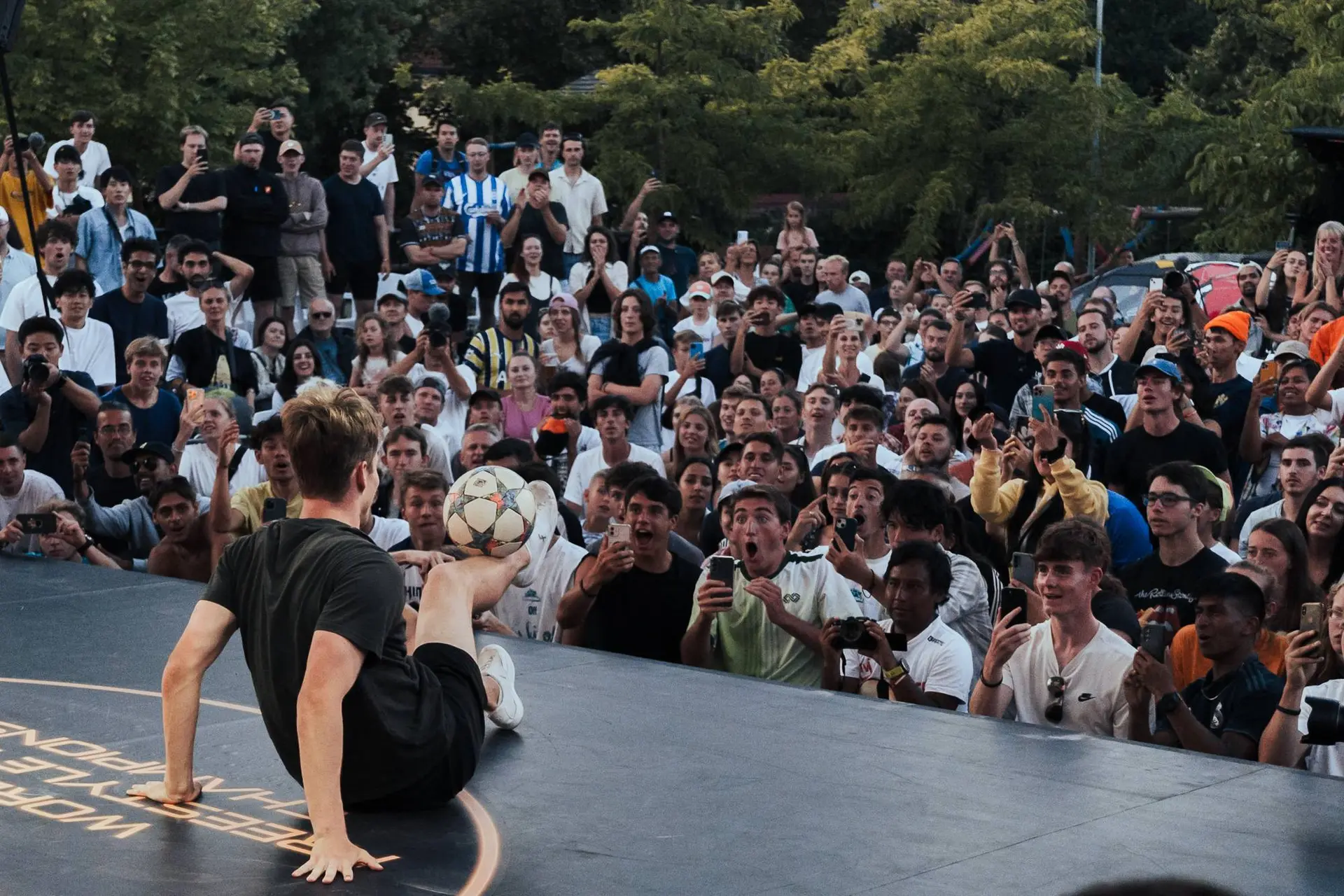 Jesse Marlet (NED) performs in front of the crowd at the Super Ball World Open 2023 in Prague, Czech Republic - Picture by Mateusz Odrzygóźdź for the WFFA