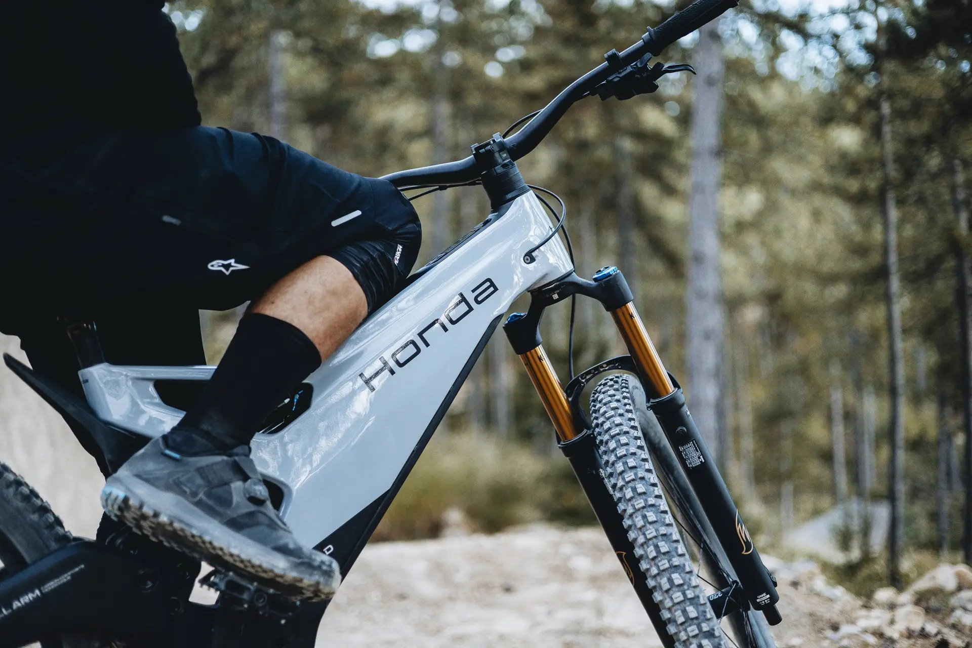honda-is-getting-into-electric-mountain-bikes-this-is-the-first-prototype-of-the-e-mtb_5