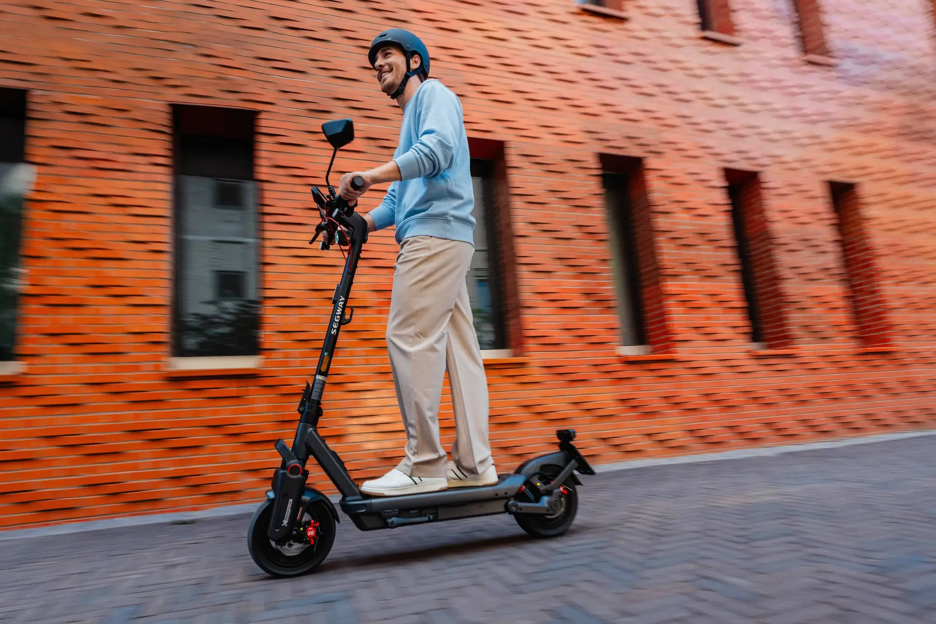 MAX G3 NL - Men Riding ekickscooter kopie